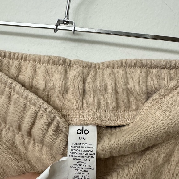 ALO Yoga Accolade Shorts in Macadamia Size L - Picture 3 of 3